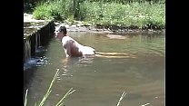Empurrando uma pedra em um rio