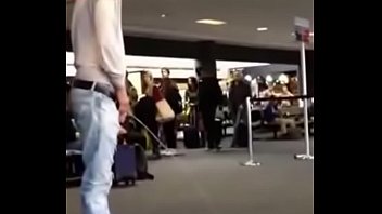Актер Бронсон Пеллетье д. писает в аэропорту