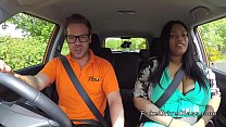 Толстая негритянская студентка трахает инструктора в машине
