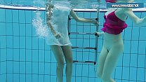 Adolescentes bem vestidos na piscina