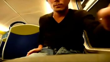 電車の中でゲイが絶頂
