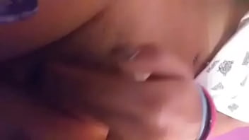 Hot latina get wet when she rubs her pussy