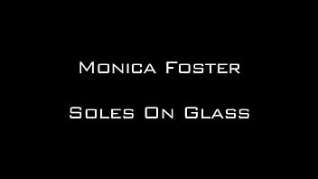 Monica Foster suola su vetro