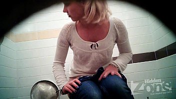 Video di successo del voyeur della toilette. Visualizza dalle due fotocamere.