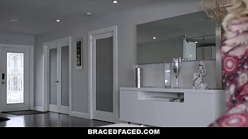 Bracefaced - горячую тинку (Lexi Lore) с брекетами трахнули во время первого свидания
