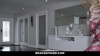 Bracefaced - Hot Teen (Lexi Lore) With Bracefucked Durante o primeiro encontro