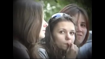 3 amiche bulgare di Plovdiv che rompono le noci con i loro denti affilandoli per i loro fidanzati NUTS