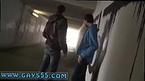Горячая выпуклость гей человек на публике и мужчины писают на улице, анальный секс на публике
