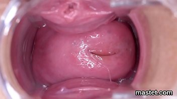 A checa safada estende sua vulva apertada para o especial