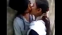 Сцена горячего поцелуя в колледже