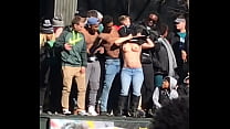 Weißes Mädchen, das Titties an der Philadelphia Eagles Super Bowl Celebration Parade rüttelt