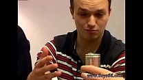Молодой гей-мальчик, обнаженное порно, позирует европейское развлечение с писсингом Jeremiah!
