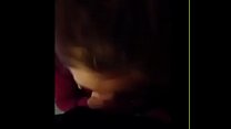 Симпатичная юная блондинка-блондинка делает минет в домашнем видео с оральным камшотом на лицо в домашнем видео