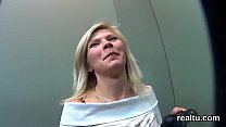 Поразительная чешская нимфоманка соблазнена в торговом центре и оттрахана в видео от первого лица