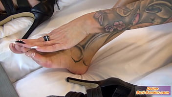 Милфа показывает свои вонючие ступни из сексуальных туфель