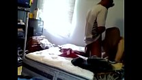Симпатичную тинку перед скрытой камерой в домашнем видео трахнули большим черным членом в спальне