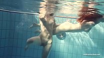 Adolescente Mia e petra lésbica gostosa nadam nuas para você. Incrivelmente lindo. nua debaixo d'água! Você gosta de nudistas?