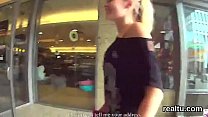 Сногсшибательная чешская телочка соблазнена в торговом центре и оттрахана в видео от первого лица