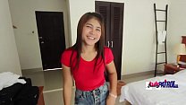 Lächelndes thailändisches b. erhält fremden Penis