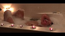 La adolescente Catherine Grey toma un baño de burbujas