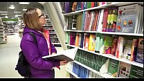 Горячая шлюха прямо сейчас на пике своих удовольствий во время траха