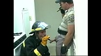 Homosexueller Feuerwehrmann saugt Hahn des Polizeibeamten, dann gibt er die Bevorzugung zurück