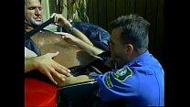 Полицейский с грязным умом хочет трахнуть это тугое очко