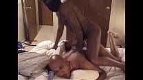 Un mec noir en jockstrap aime se faire fourrer son anus avec une bite
