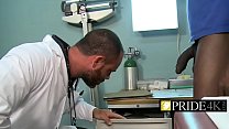 Извращенный гей-доктор проверяет королевский черный стержень