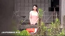 Die japanische Hausfrau, die außerhalb des Hausmanns gefickt wird, ist nach innen