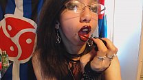 Young Goth se pone lápiz labial rojo oscuro y juega con enormes pezones hinchados