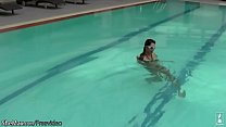 Incredibile ragazza t-pose in bikini a bordo piscina e strisce nella doccia