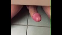 Petite grenouille dans la salle de bain