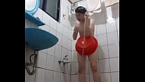 Chico taiwanés bañándose en vivo