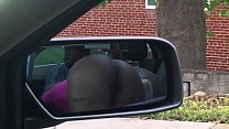 Chica sexy chupa la polla en el coche con el culo fuera