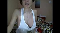 Linda jovencita tetona muestra sus tetas mientras se masturba