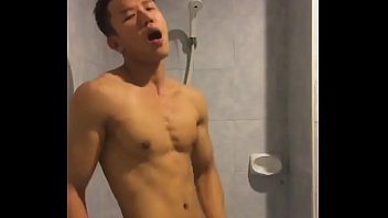 Tailandés chico lujurioso cum cuarto de baño