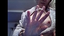 моя сводная тетя плюет на ее великолепные сиськи и на нее ...
