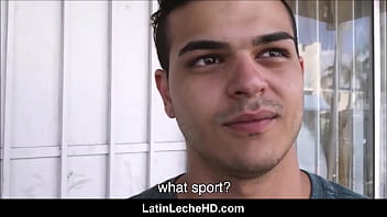 路上でゲイの男にインタビューされたまっすぐな若いスペインのラテン系のジョックはお金のために彼とセックスをしていますPOV