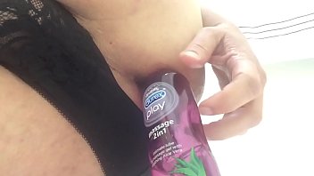 Prazer anal com a lata de desodorante e o lubrificante