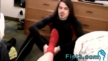 Ritual de pornografia gay grátis pela primeira vez, depois fazendo sexo oral e lambendo os dedos dos pés
