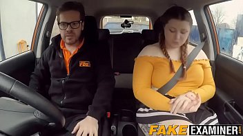 Английская толстушка скачет на большом толстом члене ее инструктора по вождению