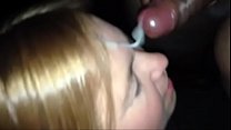Жена принимает камшот на лицо от черного члена