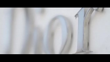 Горячая женщина получает темный молоток, чтобы разбить ее пизду в видео от первого лица