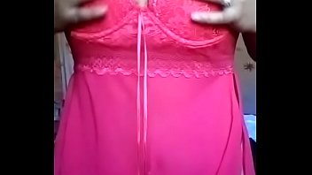 Morena cor do pecado mostrando camisola rosa transparente