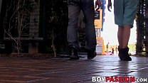Красивый молодой человек формирует шестьдесят девять, прежде чем скачет на члене любовника