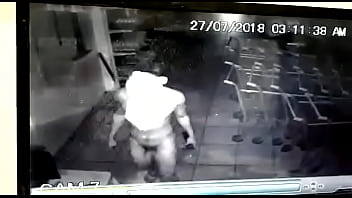 Naked gifted stealing supermarket in Piauí