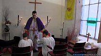 Naughty Twinks haben einen ausgeflippten Analdreier mit einem Priester