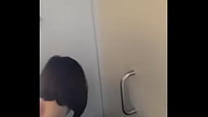 Connettersi con una ragazza casuale su un aereo