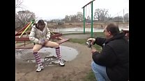 Старый парень хорошо относится к многому. шлюха